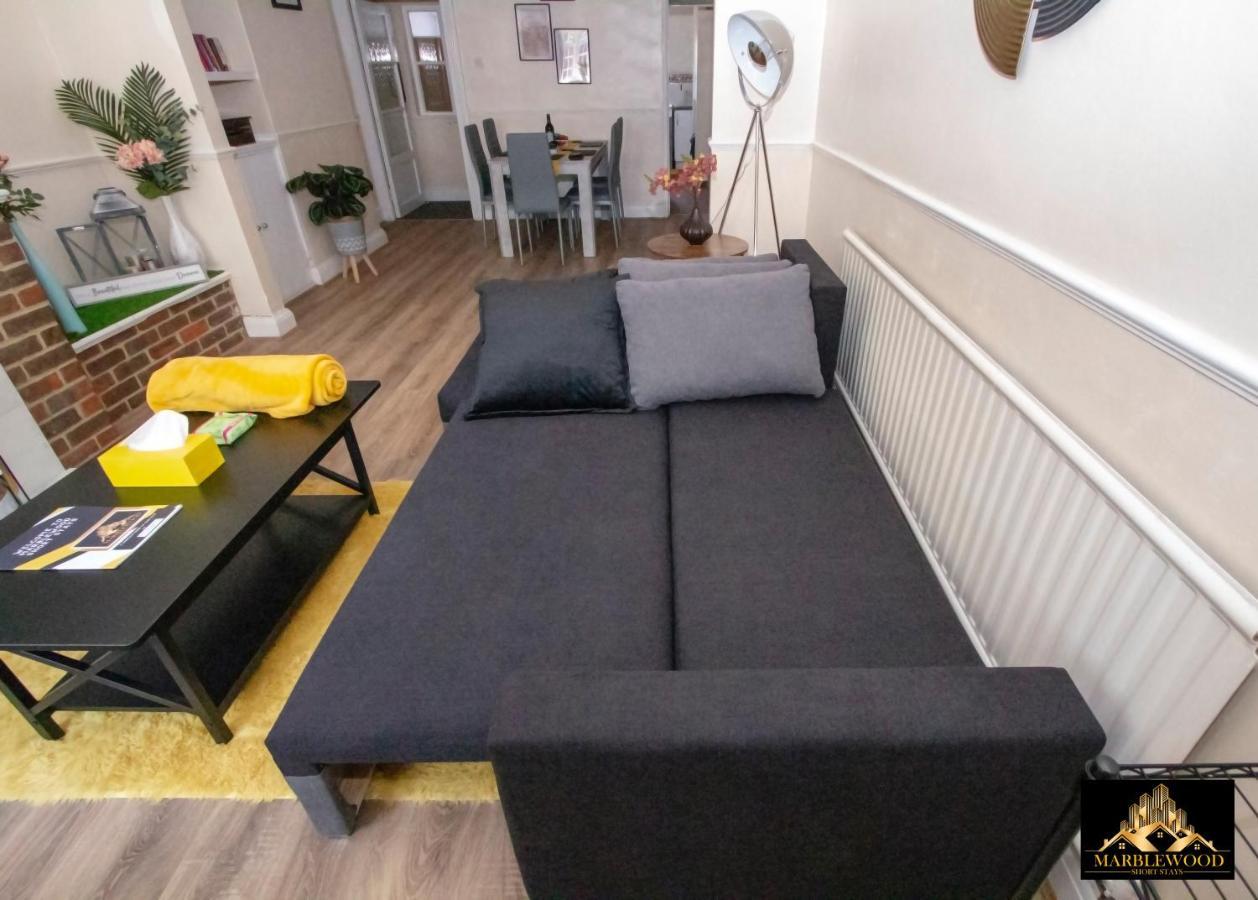Family House In * Farnborough (Hampshire)